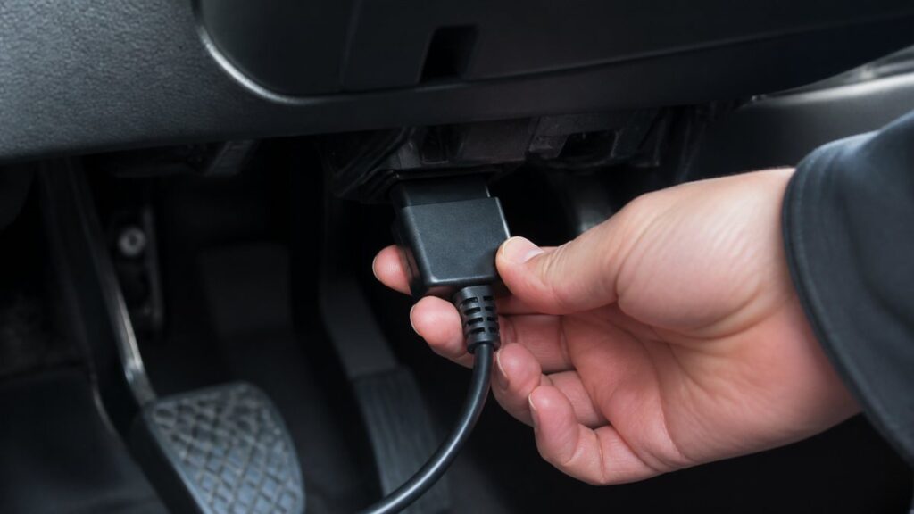 Разъём диагностического кабеля в колодке OBD-II под панелью приборов